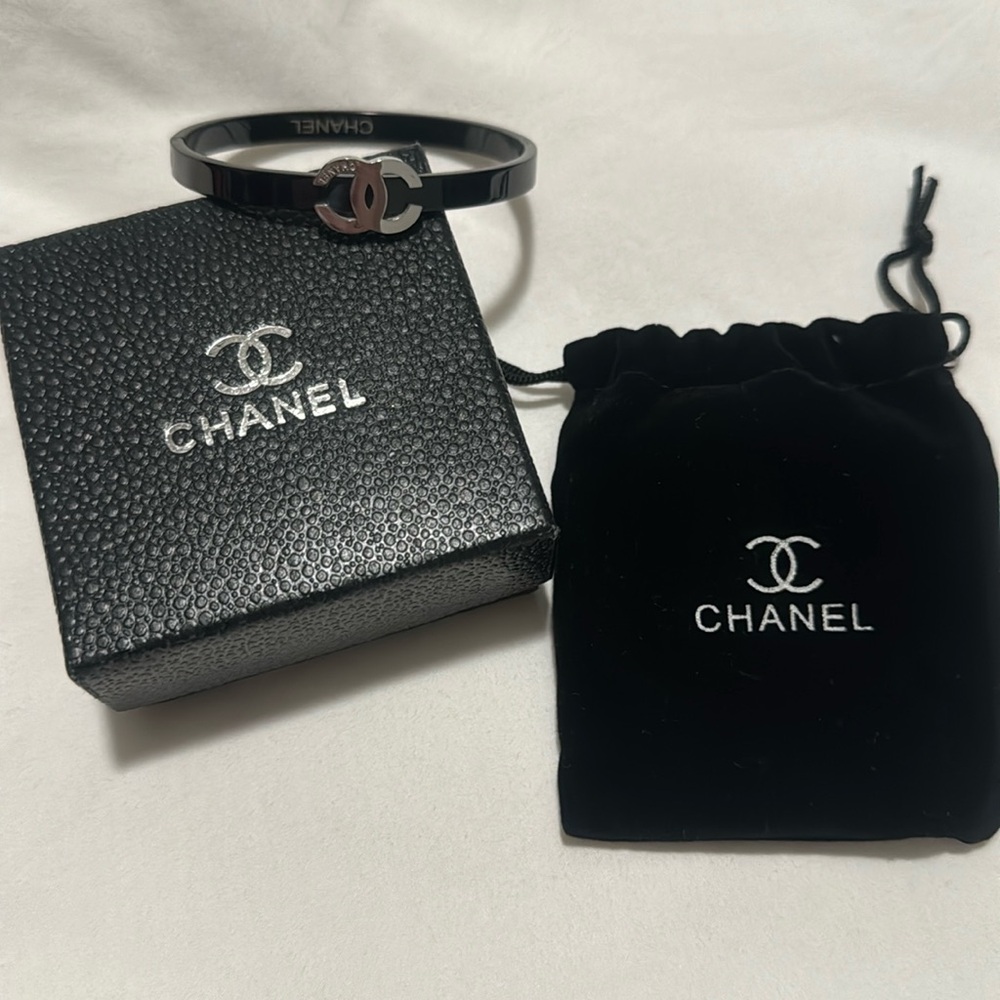 Beautiful bracelet with box and dust bag
